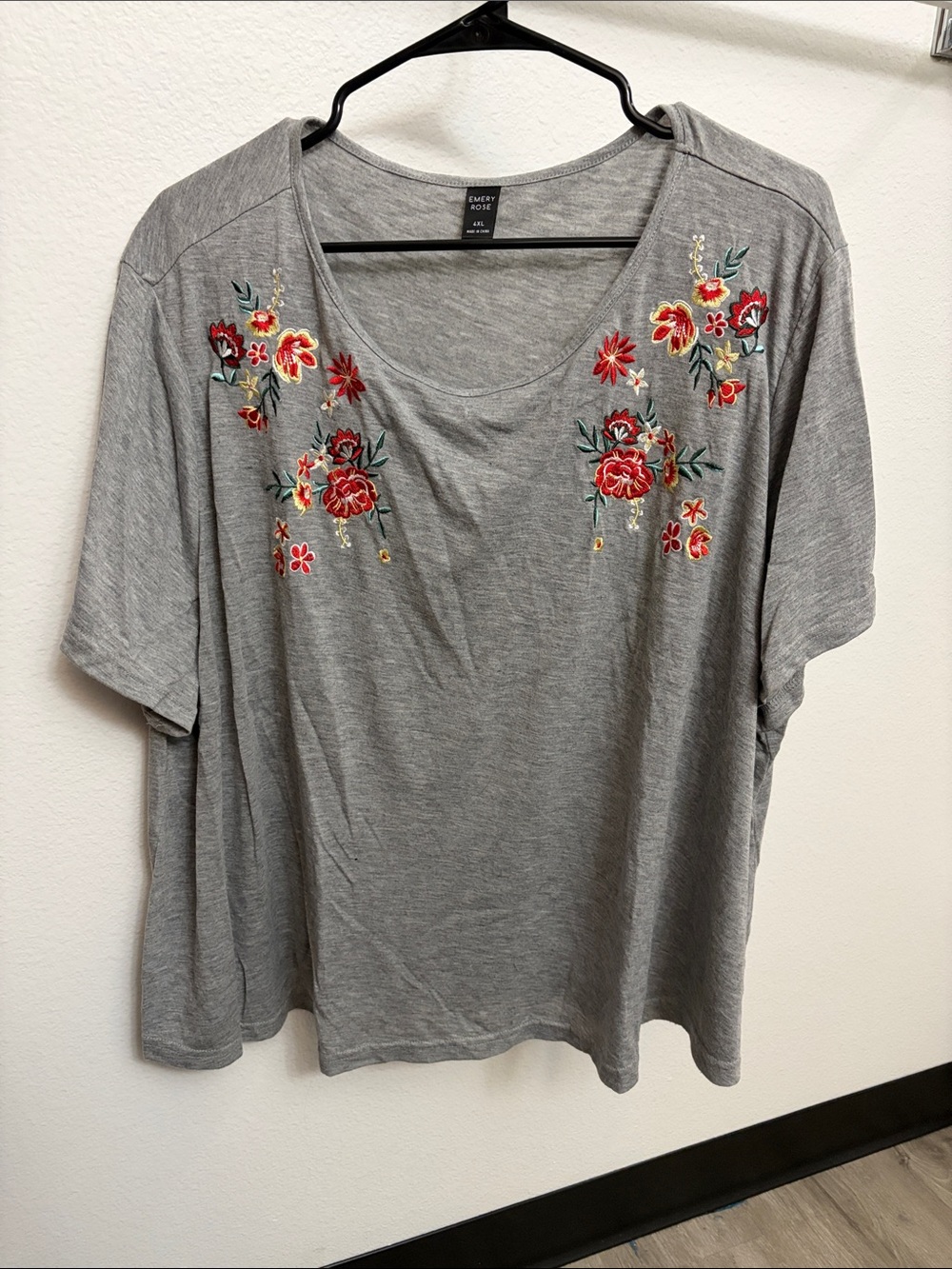 Emery Rose Gray Short-Sleeve Tee with Red Floral Embroidery